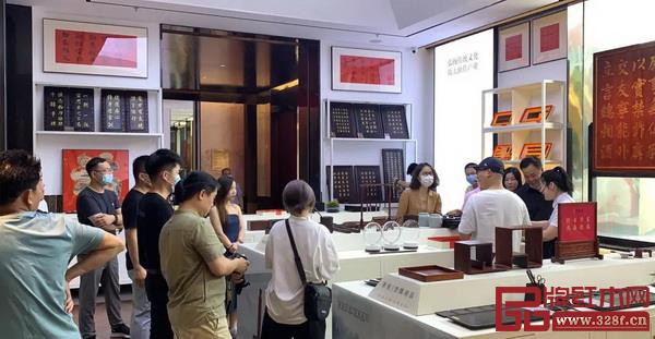 出席活動(dòng)的嘉賓共同參觀好家風(fēng)家文化生活館 出席活動(dòng)的嘉賓共同參觀好家風(fēng)家文化生活館