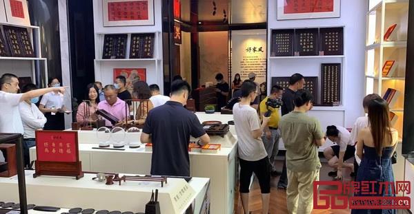 出席活動(dòng)的嘉賓共同參觀好家風(fēng)家文化生活館 出席活動(dòng)的嘉賓共同參觀好家風(fēng)家文化生活館