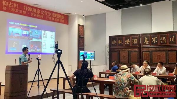 全聯(lián)藝術(shù)紅木家具專業(yè)委員會(huì)執(zhí)行會(huì)長、騰訊家居紅木負(fù)責(zé)人、品牌紅木CEO林偉華 全聯(lián)藝術(shù)紅木家具專業(yè)委員會(huì)執(zhí)行會(huì)長、騰訊家居紅木負(fù)責(zé)人、品牌紅木CEO林偉華