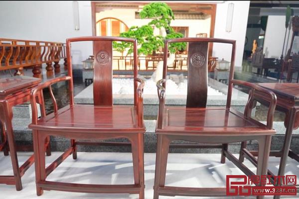 同一款式的《小葉紫檀扇形官帽椅》,制作時(shí)間不同顏色深淺不一 同一款式的《小葉紫檀扇形官帽椅》,制作時(shí)間不同顏色深淺不一