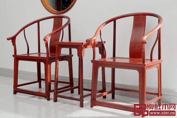 剛制作好的圈椅呈現(xiàn)出雞血一樣的紅色 剛制作好的圈椅呈現(xiàn)出雞血一樣的紅色