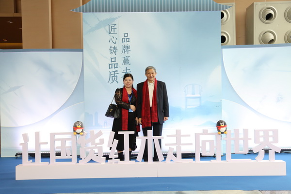 無名紅木董事長夫人趙顯美（左）在品牌峰會(huì)現(xiàn)場(chǎng)與原故宮博物院文?？萍疾恐魅尾莒o樓（右）合影