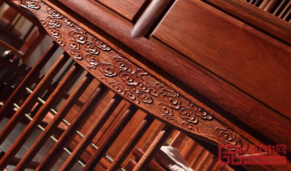 居典紅木“悅幾”系列以精致的“祥云”雕刻為該系列的主紋樣 居典紅木“悅幾”系列以精致的“祥云”雕刻為該系列的主紋樣