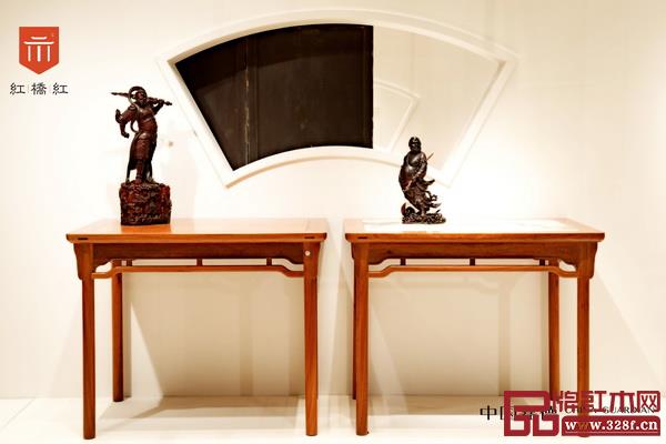 緬花大王紅橋紅《恭王府一腿三牙云石面/木面書桌》在中國嘉德2022春拍展覽現(xiàn)場