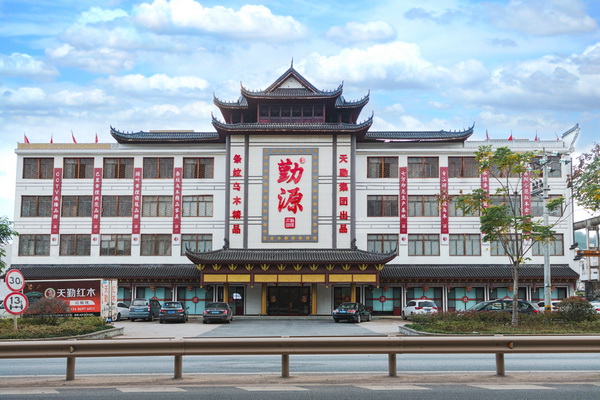 天勤紅木條紋烏木家具子品牌“勤源”展廳外景 天勤紅木條紋烏木家具子品牌“勤源”展廳外景