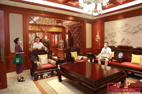 明堂紅木全新展廳吸引眾多消費者參觀.jpg 明堂紅木全新展廳吸引眾多消費者參觀.jpg