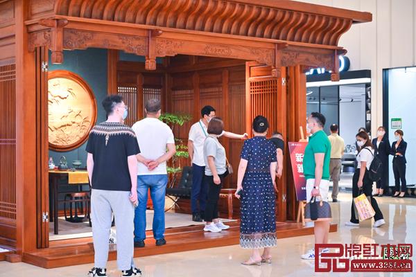 明堂紅木全新展廳吸引眾多消費(fèi)者參觀.jpg 明堂紅木全新展廳吸引眾多消費(fèi)者參觀.jpg