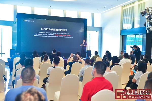 明堂紅木創(chuàng)始人、總經(jīng)理張向榮帶來《明堂品牌戰(zhàn)略與落地規(guī)劃》分享.jpg 明堂紅木創(chuàng)始人、總經(jīng)理張向榮帶來《明堂品牌戰(zhàn)略與落地規(guī)劃》分享.jpg