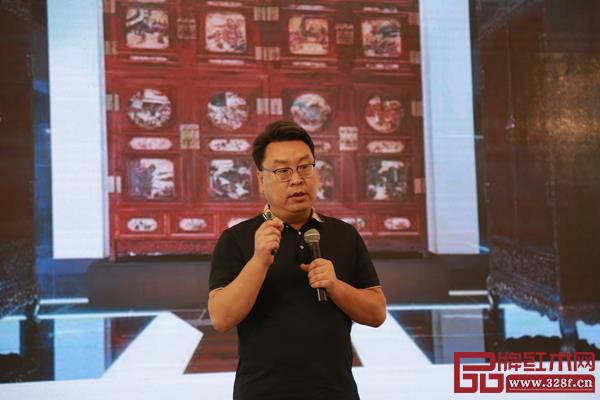 明堂紅木文化顧問、北京國博文物鑒定中心外聯(lián)部主任崔子瑞進(jìn)行《博物館里的中式美學(xué)》主題分享.jpg 明堂紅木文化顧問、北京國博文物鑒定中心外聯(lián)部主任崔子瑞進(jìn)行《博物館里的中式美學(xué)》主題分享.jpg