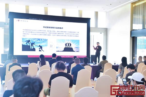 明堂紅木全屋定制事業(yè)部負(fù)責(zé)人史良益闡述明堂紅木優(yōu)勢.jpg 明堂紅木全屋定制事業(yè)部負(fù)責(zé)人史良益闡述明堂紅木優(yōu)勢.jpg