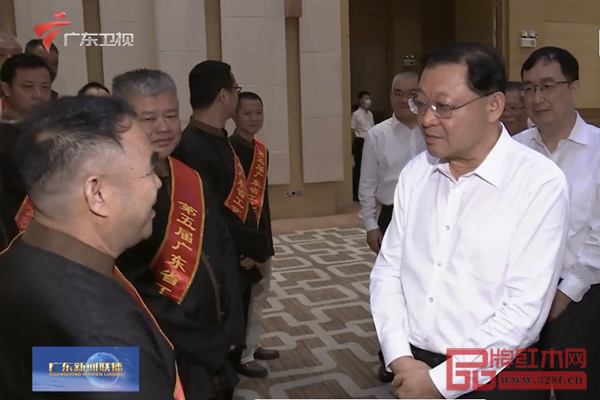 王偉中省長(右一)接見陳戴青(左一),并對其榮獲廣東省工藝美術大師榮譽稱號表示祝賀 王偉中省長(右一)接見陳戴青(左一),并對其榮獲廣東省工藝美術大師榮譽稱號表示祝賀