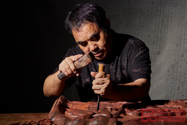 正在匠心雕琢作品的陳戴青大師 正在匠心雕琢作品的陳戴青大師