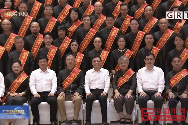 王偉中省長(zhǎng)(右四)與陳戴青(右一)等全省各地工藝美術(shù)大師合影留戀 王偉中省長(zhǎng)(右四)與陳戴青(右一)等全省各地工藝美術(shù)大師合影留戀