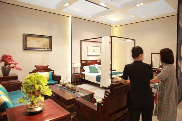 美聯(lián)紅木展館現(xiàn)場,經(jīng)銷商現(xiàn)場咨詢加盟 美聯(lián)紅木展館現(xiàn)場,經(jīng)銷商現(xiàn)場咨詢加盟