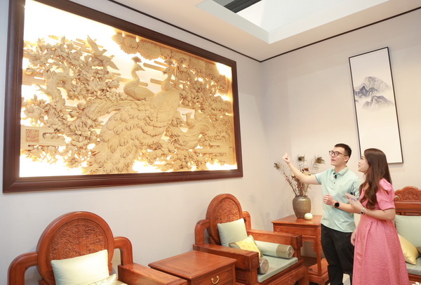 美聯(lián)紅木副董事長張文海接受騰訊家居紅木記者采訪并介紹大師力作 美聯(lián)紅木副董事長張文海接受騰訊家居紅木記者采訪并介紹大師力作