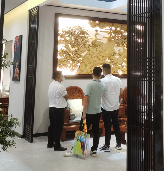 美聯(lián)紅木獨特的精品力作吸引了一批批觀展者 美聯(lián)紅木獨特的精品力作吸引了一批批觀展者