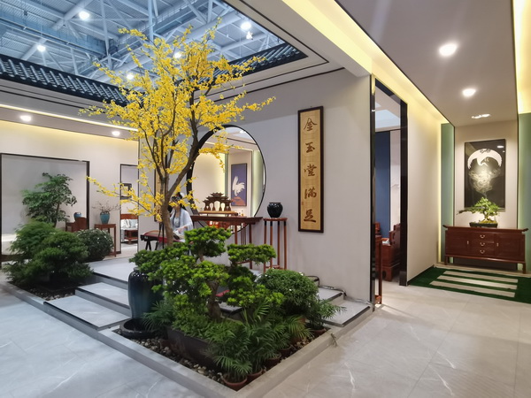美聯(lián)紅木展館內(nèi)的中式院子布置盡顯東方之雅韻 美聯(lián)紅木展館內(nèi)的中式院子布置盡顯東方之雅韻