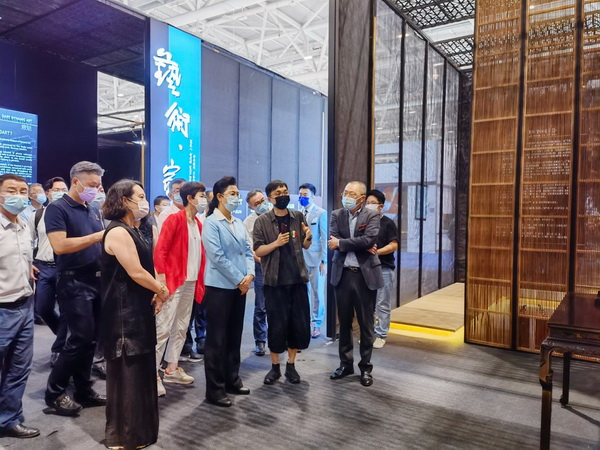 深圳市政協(xié)主席林潔、深圳市家協(xié)執(zhí)行會長侯克鵬等領導嘉賓一行蒞臨祥利紅木展位參觀