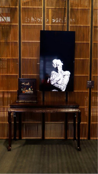 尼亞里唯美的黑白圖像與祥利紅木典雅奢華的紅木家具并置場景