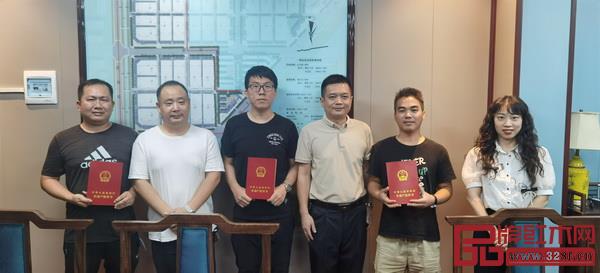 湖北省監(jiān)利市經(jīng)濟(jì)開發(fā)區(qū)管委會(huì)主任徐金平（右三）親自將不動(dòng)產(chǎn)權(quán)證送到酈泰鴻紅木園入園企業(yè)負(fù)責(zé)人手中