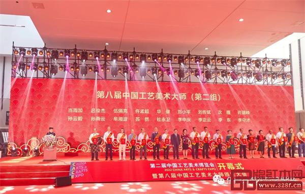 明清家具設(shè)計(jì)大師伍炳亮先生獲頒“第八屆中國工藝美術(shù)大師”榮譽(yù)證書。 明清家具設(shè)計(jì)大師伍炳亮先生獲頒“第八屆中國工藝美術(shù)大師”榮譽(yù)證書。