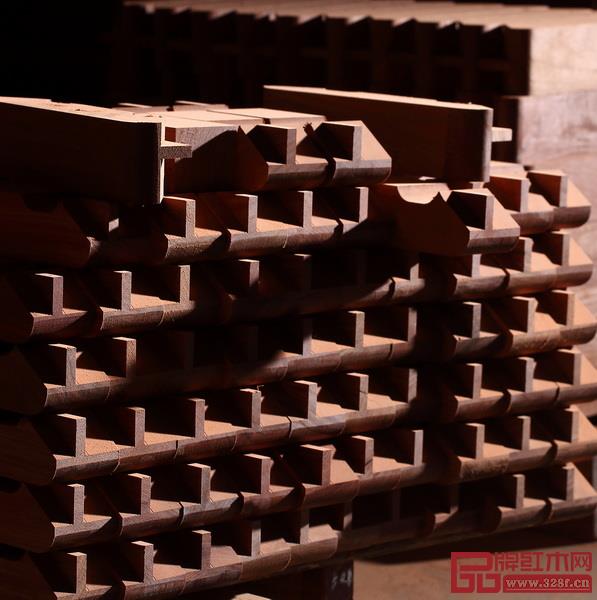 名雅居家具沿用紅木家具的傳統(tǒng)組裝技巧，采用榫卯結(jié)構(gòu)，表面嚴(yán)絲合縫