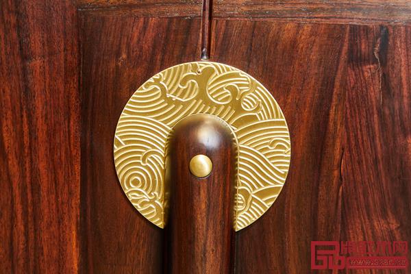 銅配上點綴“海水江崖紋”,寓意深刻極具傳統(tǒng)韻味.jpg 銅配上點綴“海水江崖紋”,寓意深刻極具傳統(tǒng)韻味.jpg