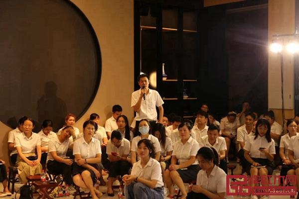 明堂紅木員工積極回答問(wèn)題.jpg 明堂紅木員工積極回答問(wèn)題.jpg