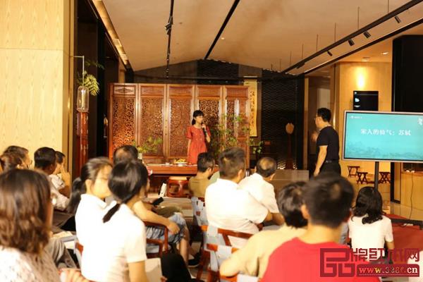 明堂紅木文化顧問(wèn)、北京國(guó)博文物鑒定中心外聯(lián)部主任崔子瑞與在場(chǎng)的小聽(tīng)眾進(jìn)行互動(dòng).jpg 明堂紅木文化顧問(wèn)、北京國(guó)博文物鑒定中心外聯(lián)部主任崔子瑞與在場(chǎng)的小聽(tīng)眾進(jìn)行互動(dòng).jpg