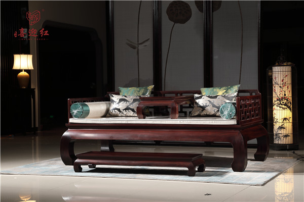 東陽(yáng)紅木廠家品牌·喜迎紅紅木告訴羅漢床妙在何處？