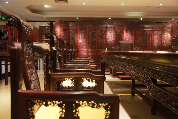 美聯(lián)紅木《盛世華夏》會(huì)議桌歷時(shí)四年精雕而成,寓意祖國繁榮昌盛 美聯(lián)紅木《盛世華夏》會(huì)議桌歷時(shí)四年精雕而成,寓意祖國繁榮昌盛