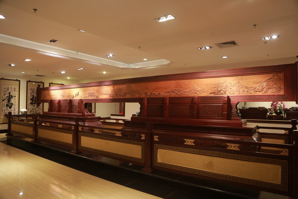 經(jīng)典之作木制版《富春山居圖》在整塊獨(dú)板緬甸花梨雕刻而成,業(yè)內(nèi)絕無僅有 經(jīng)典之作木制版《富春山居圖》在整塊獨(dú)板緬甸花梨雕刻而成,業(yè)內(nèi)絕無僅有