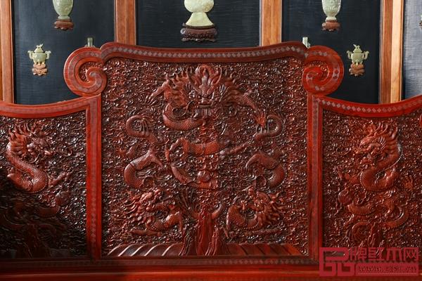 《雕龍寶座》精雕細(xì)刻,每一條龍都栩栩如生 《雕龍寶座》精雕細(xì)刻,每一條龍都栩栩如生