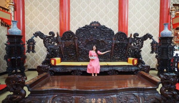 騰訊家居紅木小Q主持人現(xiàn)場感受美聯(lián)紅木巨作的霸氣 騰訊家居紅木小Q主持人現(xiàn)場感受美聯(lián)紅木巨作的霸氣