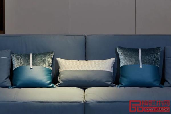 入時(shí)家居采用深灰藍(lán)的高端磨砂皮革作為主材,其大海般的顏色深沉且浪漫.jpg 入時(shí)家居采用深灰藍(lán)的高端磨砂皮革作為主材,其大海般的顏色深沉且浪漫.jpg