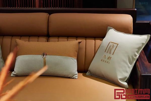 溫暖的金棕色介入穩(wěn)重的灰色空間,是打造出時(shí)尚而精致客廳的不二之選.jpg 溫暖的金棕色介入穩(wěn)重的灰色空間,是打造出時(shí)尚而精致客廳的不二之選.jpg