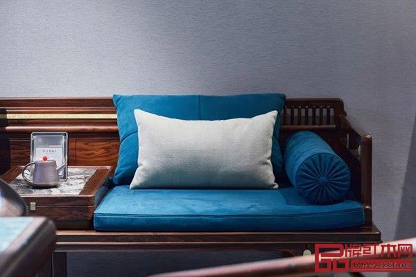 以孔雀藍(lán)作為主色,搭配簡(jiǎn)約清透的亮白色讓羅漢床看起來(lái)明亮整潔.jpg 以孔雀藍(lán)作為主色,搭配簡(jiǎn)約清透的亮白色讓羅漢床看起來(lái)明亮整潔.jpg