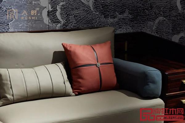 入時(shí)家居以溫和的暖灰和當(dāng)代時(shí)尚的珊瑚紅來打造這個(gè)精致的空間.jpg 入時(shí)家居以溫和的暖灰和當(dāng)代時(shí)尚的珊瑚紅來打造這個(gè)精致的空間.jpg