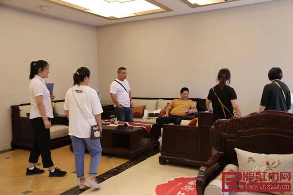 攜精品紅酸枝新品家具亮相,萬(wàn)家宜紅木感恩回饋客戶.jpg 攜精品紅酸枝新品家具亮相,萬(wàn)家宜紅木感恩回饋客戶.jpg