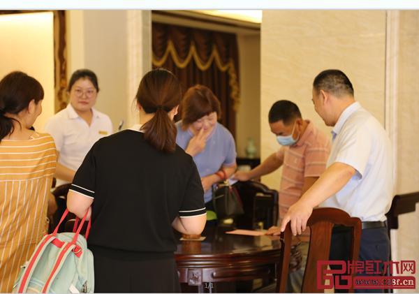 客戶對(duì)萬(wàn)家宜紅木家具產(chǎn)品贊不絕口_副本.jpg 客戶對(duì)萬(wàn)家宜紅木家具產(chǎn)品贊不絕口_副本.jpg