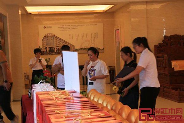 客戶在開(kāi)心的砸金蛋.jpg 客戶在開(kāi)心的砸金蛋.jpg