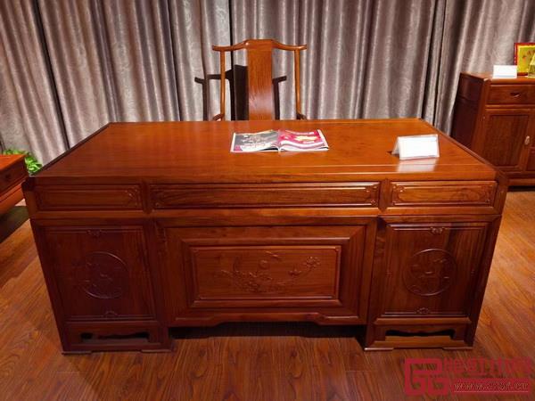 大果紫檀荷韻辦公桌二件套,銷售價(jià)67800元,活動(dòng)價(jià)27200元 大果紫檀荷韻辦公桌二件套,銷售價(jià)67800元,活動(dòng)價(jià)27200元