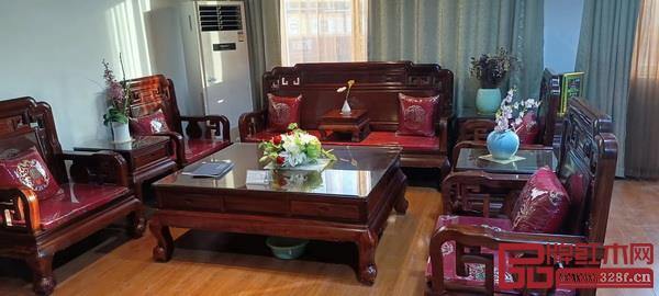 小葉紅檀國色天香沙發(fā)十一件套,銷售價(jià)102000元,活動(dòng)價(jià)38800元 小葉紅檀國色天香沙發(fā)十一件套,銷售價(jià)102000元,活動(dòng)價(jià)38800元