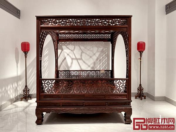 波記紫檀館精益求精,堅持“八無”生產(chǎn)標(biāo)準(zhǔn),保證家具的品質(zhì) 波記紫檀館精益求精,堅持“八無”生產(chǎn)標(biāo)準(zhǔn),保證家具的品質(zhì)