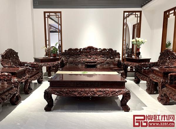 波記紫檀館《荷花沙發(fā)》,家具上的荷花元素,寓意并蒂同心 波記紫檀館《荷花沙發(fā)》,家具上的荷花元素,寓意并蒂同心