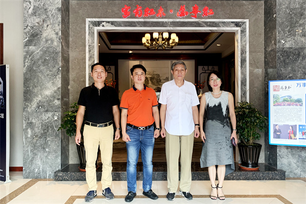 故宮博物院文?？萍疾吭魅尾莒o樓蒞臨萬事紅紅木，高標(biāo)準(zhǔn)工藝獲高度贊揚！