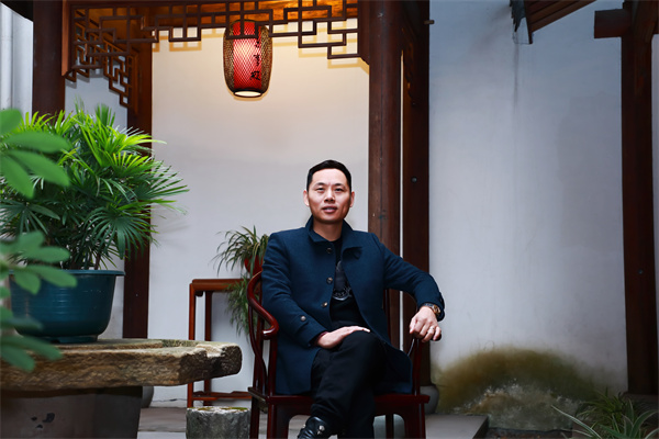 微凹黃檀標(biāo)準(zhǔn)倡導(dǎo)者|萬事紅紅木董事長蔣國洪：用絕對的實力，打破質(zhì)疑的聲音