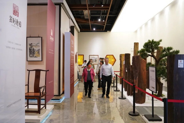 省文旅廳原一級巡視員陳杭、厚街鎮(zhèn)黨委書記黎壽康到國壽紅木藝術館調(diào)研非遺項目工作