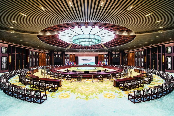 東陽(yáng)紅木家具品牌市場(chǎng)擴(kuò)大，從獨(dú)樹(shù)一幟的東作家具到千億木雕家居產(chǎn)業(yè)