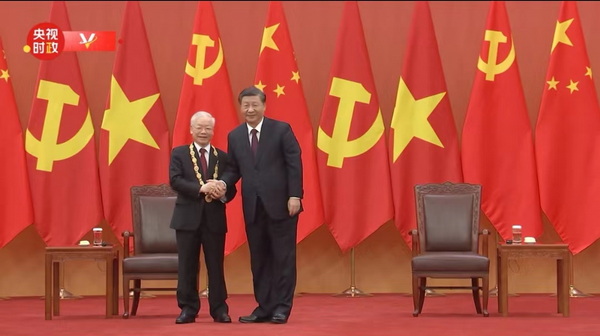 時尚舒適的新經(jīng)典紅木椅子見證了總書記習(xí)近平向總書記阮富仲授予中華人民共和國“友誼勛章” 時尚舒適的新經(jīng)典紅木椅子見證了總書記習(xí)近平向總書記阮富仲授予中華人民共和國“友誼勛章”